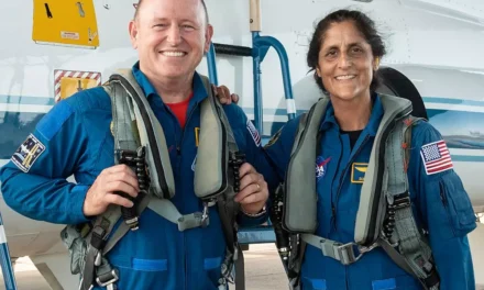 Dos astronautas siguen sin poder volver a la Tierra