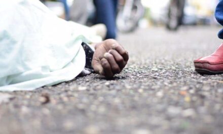 Mueren dos hombres que viajaban en motocicletas embestidas por otro vehículo