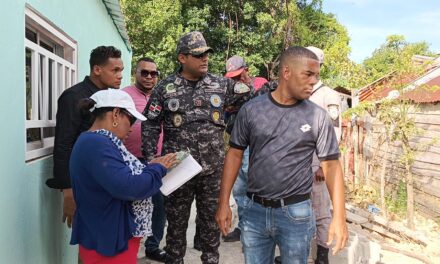 CORONEL DOTACIÓN POLICIAL M.T.S MATA RODRÍGUEZ JUNTO A REGIDORES DE NAGUA BUSCAN SOLUCION A CONTAMINACIÓN EN LA ISLITA.