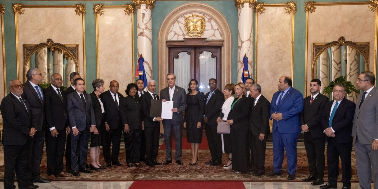 Abinader recibe de congresistas resolución de presidente electo