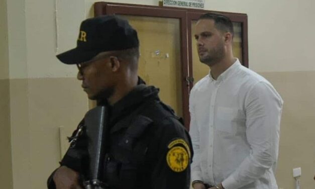 Condenan a un mes de prisión al cubano que golpeó a agente de la Digesett en Piantini