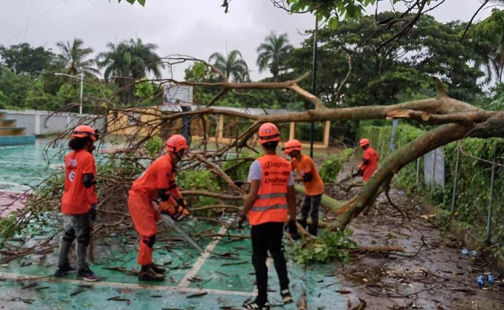 Ventarrón asociado a vaguada destruyó techos de al menos 15 viviendas en Salcedo