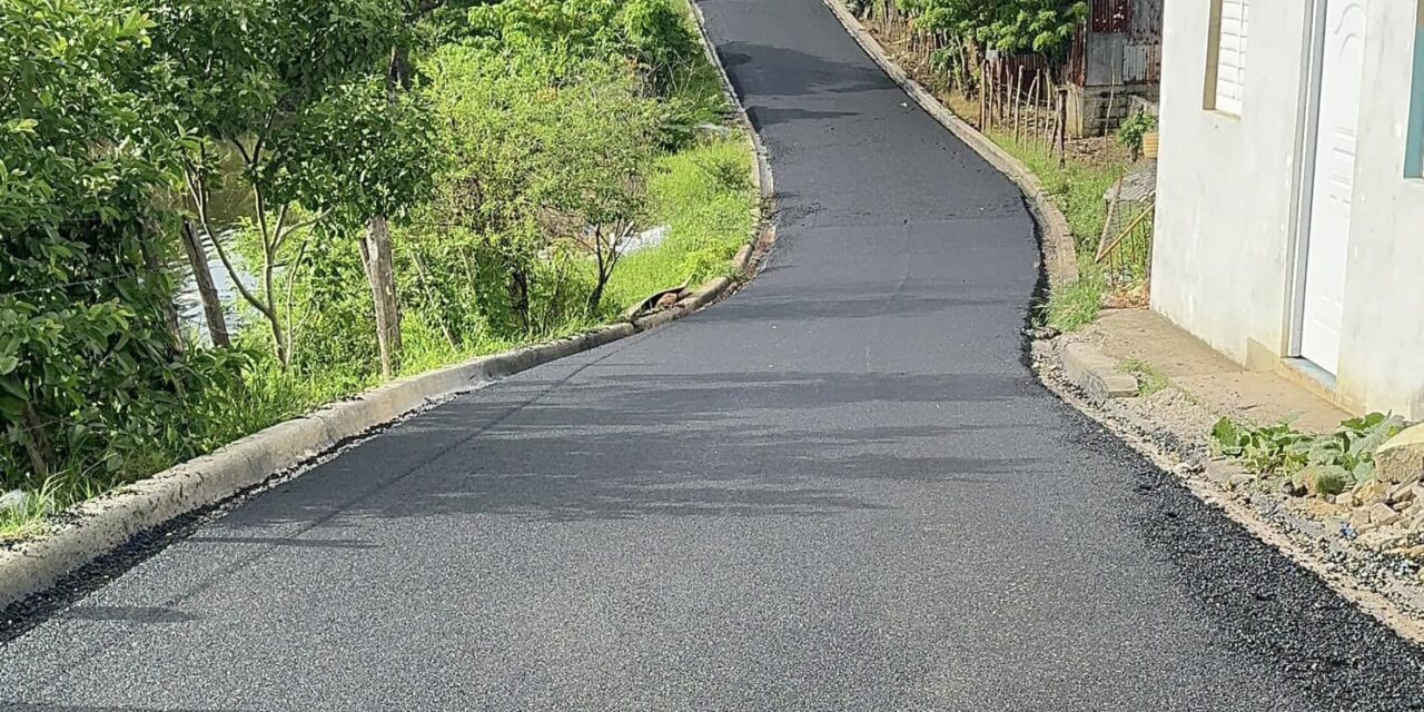 ASFALTAN PRIMEROS CINCO SECTORES DE 25 QUE CONSIGUIÓ Y PREPARÓ EL ALCALDE JUNIOR PERALTA EN NAGUA.