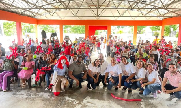 FRANKLIN MEDINA REALIZA ACOSTUMBRADA ACTIVIDAD DE ENYREGA DE UTILES ESCOLARES.