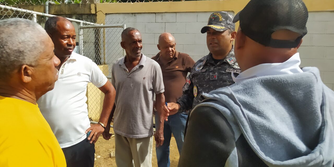 Coronel de la Policía Nacional realiza reunión con comunitarios de Rincón de Molinillo.