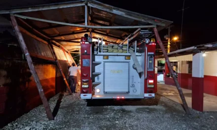 Colapsa techo de marquesina de los bomberos en Espaillat