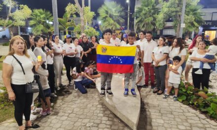 Venezolanos en Nagua oran por la paz en Venezuela; exigen salida de Maduro