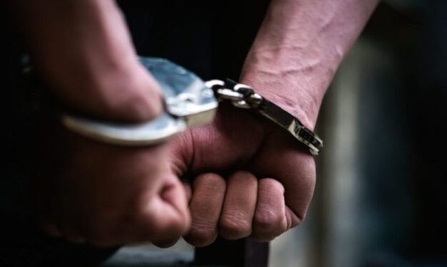 Apresan hombre mató hijo de tres años e hirió a pareja y suegro; se escondía en El Factor