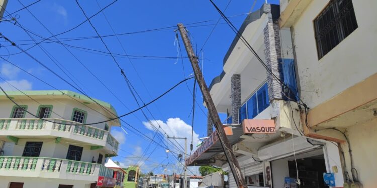 #DenunciaCiudadana: Moradores de San José de Villa en Nagua temen poste cause tragedia