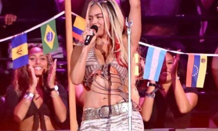 Karol G lleva el merengue a los MTV VMAs 2024 y pone a bailar a Taylor Swift