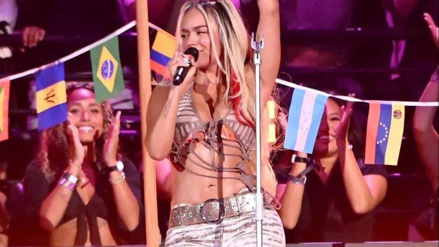 Karol G lleva el merengue a los MTV VMAs 2024 y pone a bailar a Taylor Swift