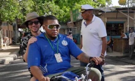 Luisito Comunica va a Gualey y coge un motoconcho: “Llevo 48 horas en RD y ya ha pasado de todo”