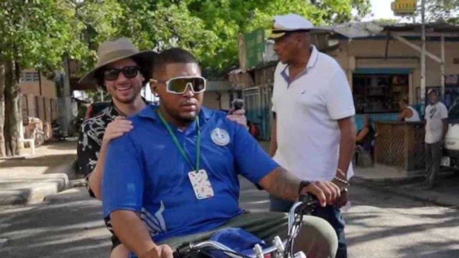 Luisito Comunica va a Gualey y coge un motoconcho: “Llevo 48 horas en RD y ya ha pasado de todo”