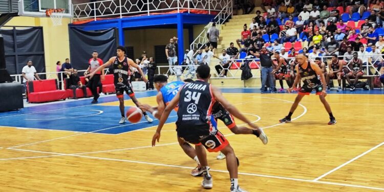 Arranca con éxito el Torneo de Baloncesto Superior de Nagua pese a interrupciones por lluvias