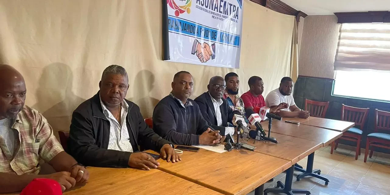 Transportistas anuncian marcha al Palacio Nacional por violación a contrato de operación