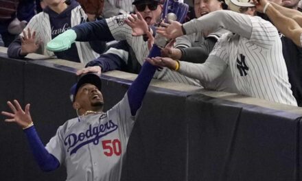 Fanático expulsado del Yankee Stadium por quitar bola del guante de Mookie Betts en la Serie Mundial