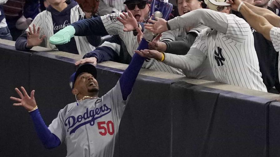 Fanático expulsado del Yankee Stadium por quitar bola del guante de Mookie Betts en la Serie Mundial