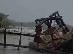 Vientos arrasan con quioscos en playa Los Coquitos, Manzanillo