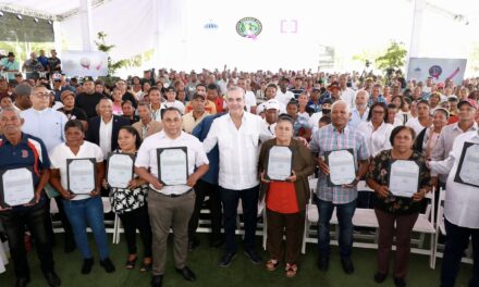 Presidente entrega 752 títulos propiedad en Sánchez Ramírez