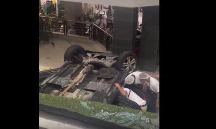 Conductor pierde control y vehículo cae dentro de sucursal del Supermercado Nacional