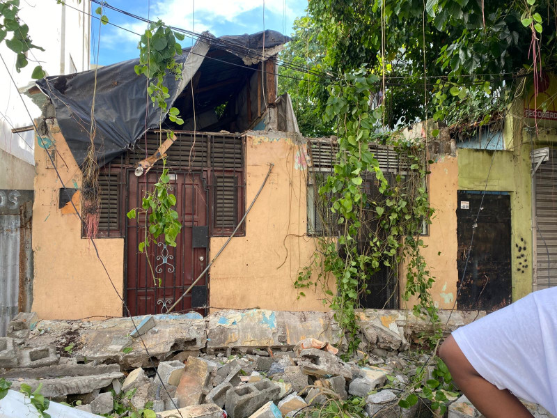 Una niña muerta y dos heridas tras colapsar pared de vivienda en Villa Juana