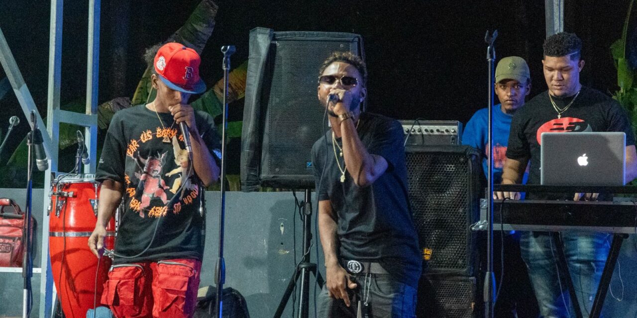 Troty Flow se luce en tarima de la fiesta de fin de año de “Neney” en El Factor