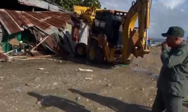 Desmantelan casas y enramadas en Playa los Yayales y Río Gran Estéreo en María Trinidad Sánchez