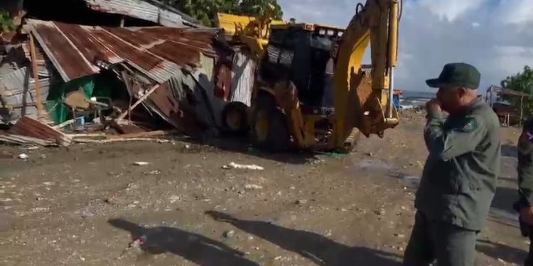 Desmantelan casas y enramadas en Playa los Yayales y Río Gran Estéreo en María Trinidad Sánchez