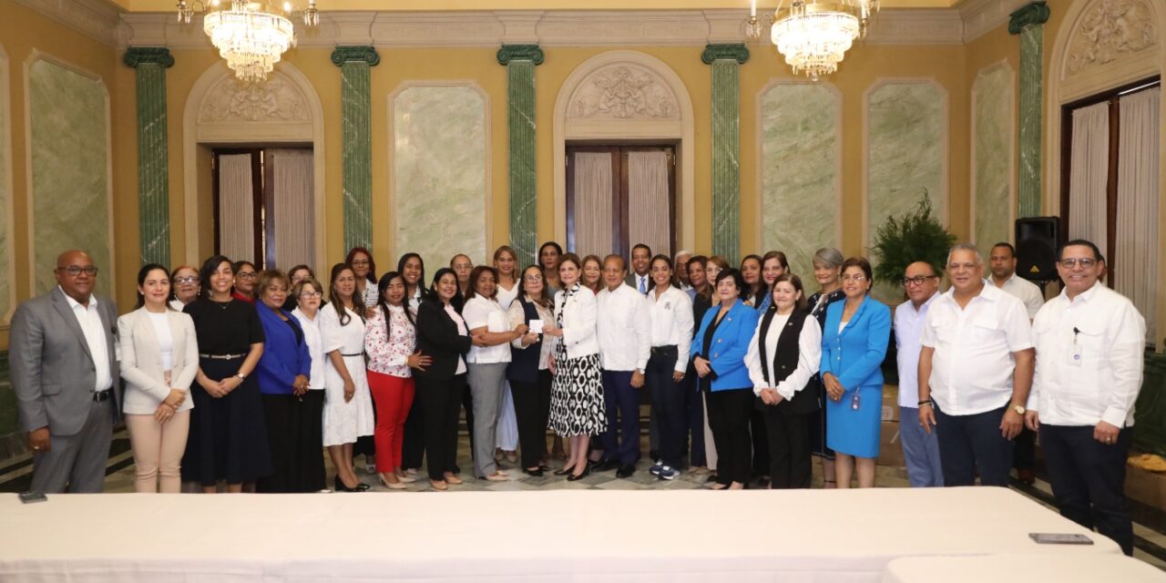 La vicepresidenta Raquel Peña inicia entrega del bono navideño