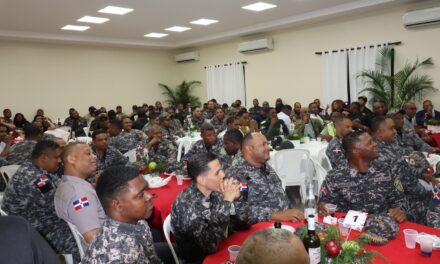 Coronel Mata celebró en María Trinidad Sánchez la cena navideña a miembros de la Policía Nacional.