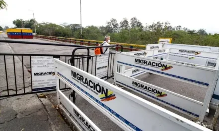 Venezuela cierra la frontera terrestre y suspende los vuelos con Colombia