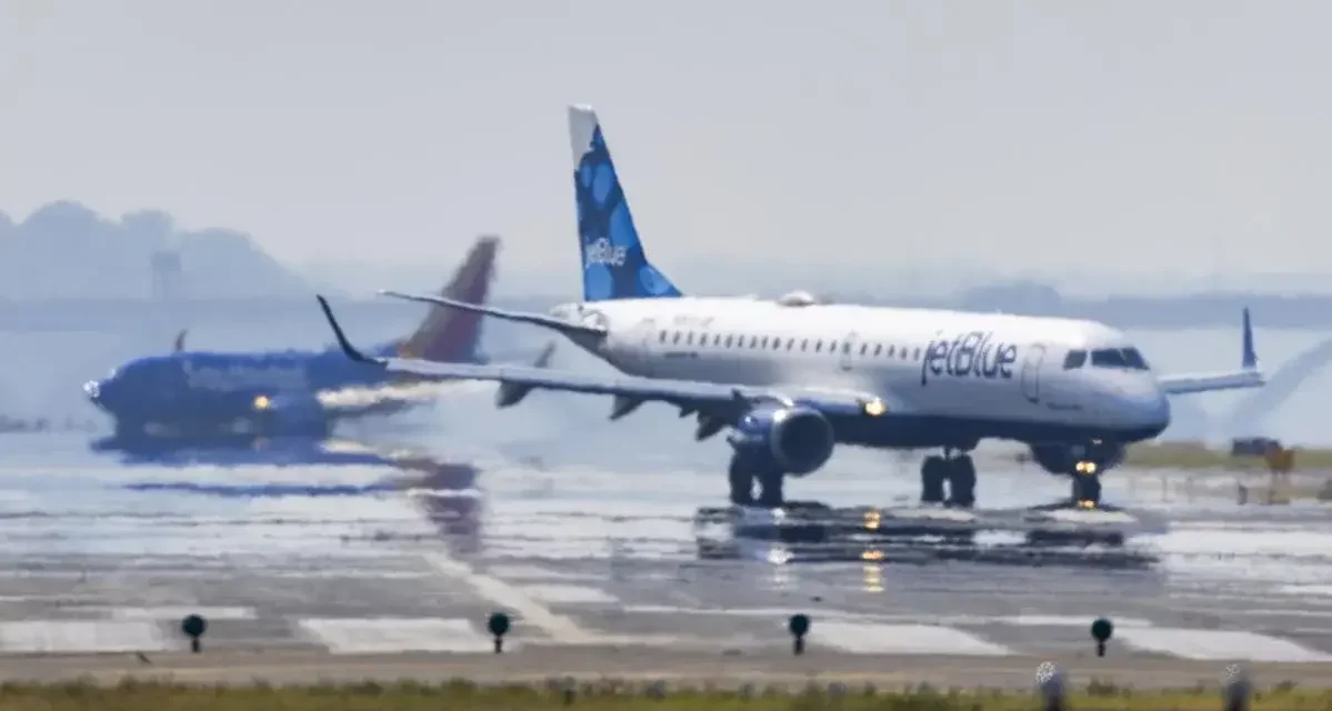 Hallan dos cadáveres en tren de aterrizaje de avión de JetBlue que aterrizó en Florida