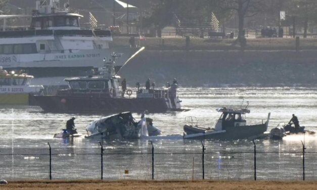 Lo que hay que saber sobre choque mortal entre avión de pasajeros y helicóptero del Ejército en EEUU
