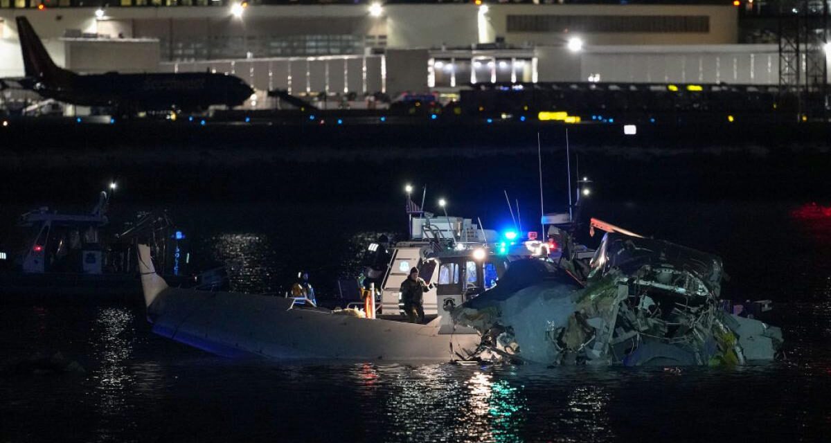 EEUU: Hallados al menos 40 cuerpos por accidente aéreo