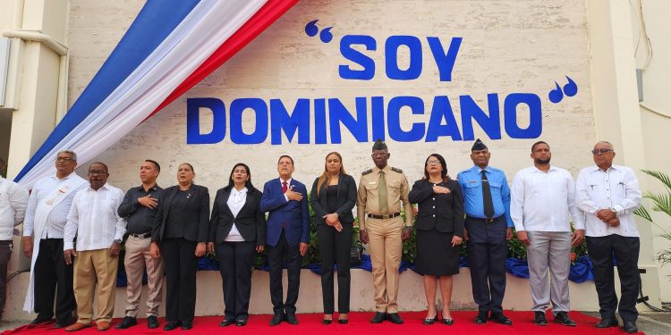 Regional de Educación No. 14 y autoridades rinden honor a la Bandera Nacional en el marco del Trimestre Patrio