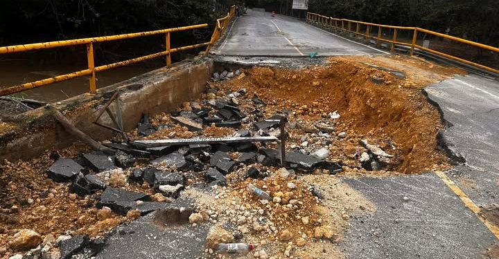 Comunitarios exigen reparación de puente colapsado en El Drago, Arroyo al Medio