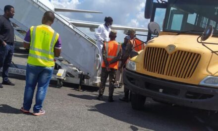 Llegan dominicanos repatriados de EEUU; incluidos de “la vuelta de México”