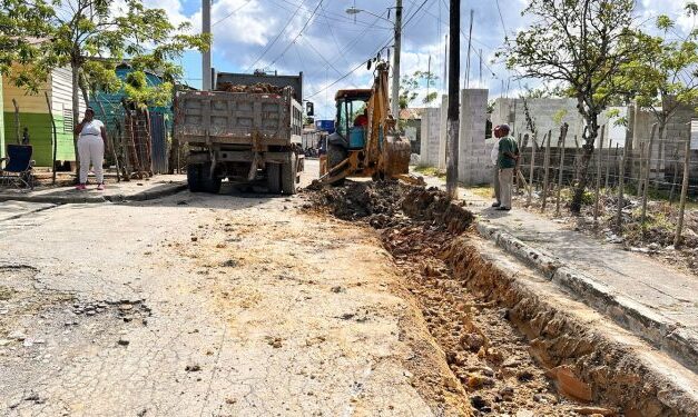 Alcaldía de El Factor continúa trabajos de bacheo en principales calles del municipio