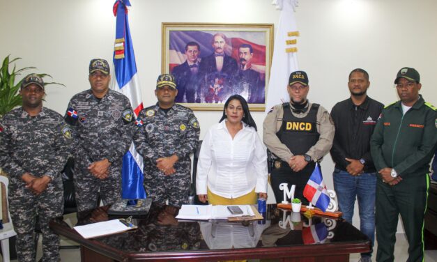 Amada Lopez Encabeza Reunión Con Militares