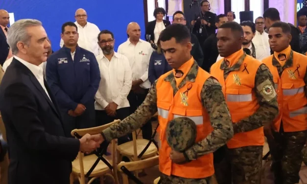 Presidente condecora a rescatistas y personas auxiliaron en tragedia