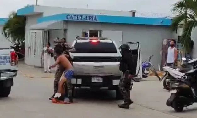 Tres heridos durante enfrentamiento entre jóvenes y agentes policiales en sector Río Mar de Nagua
