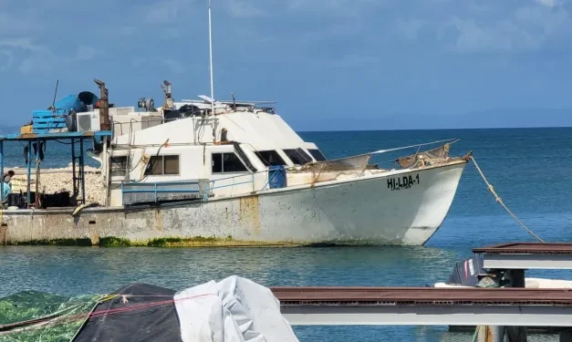16 de 17 tripulantes han sido rescatados y uno continúa desaparecido; Embarcación semihundida en Río San Juan