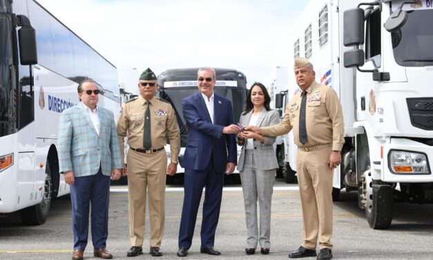 Abinader entrega 58 vehículos para fortalecer operativos DGM