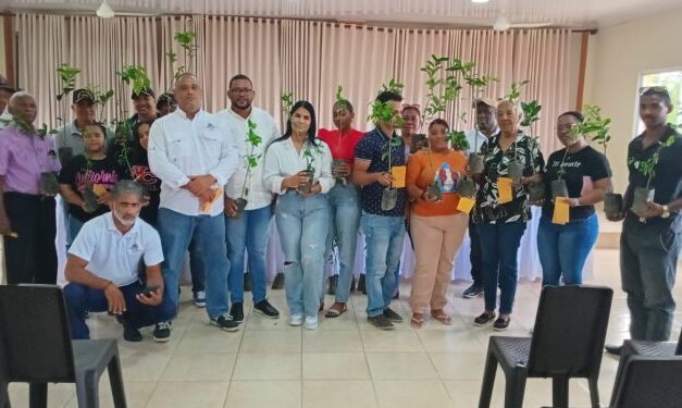 Alcaldía de El Factor y FEDA lanzan programa “Siembra Tu Patio”; impulsarán la agricultura familiar