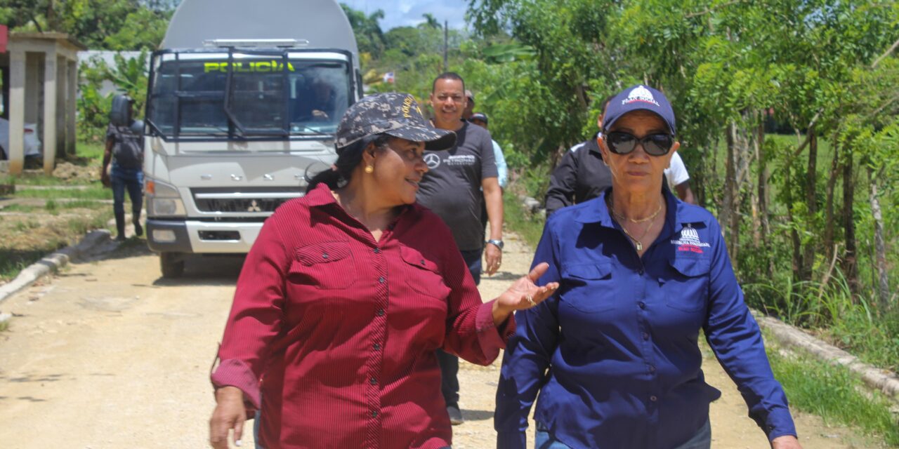 La gobernadora María López recorre comunidades afectadas por lluvias en Las Gordas y entrega raciones alimenticias