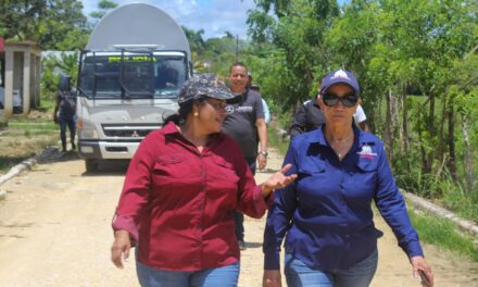 La gobernadora María López recorre comunidades afectadas por lluvias en Las Gordas y entrega raciones alimenticias