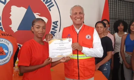 Defensa Civil entrega certificados a jóvenes pasantes que participaron en operativo de Semana Santa en Nagua