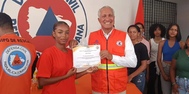 Defensa Civil entrega certificados a jóvenes pasantes que participaron en operativo de Semana Santa en Nagua