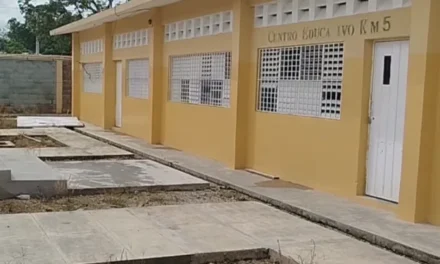 Madres del km 5 en El Factor exigen terminación de escuela; denuncian proceso de remozamiento hace un año
