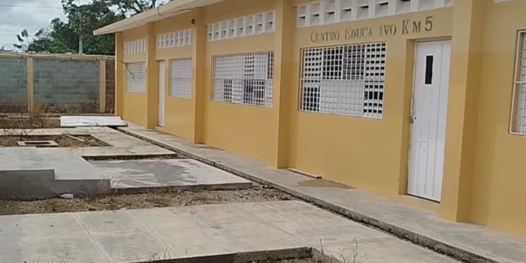 Madres del km 5 en El Factor exigen terminación de escuela; denuncian proceso de remozamiento hace un año